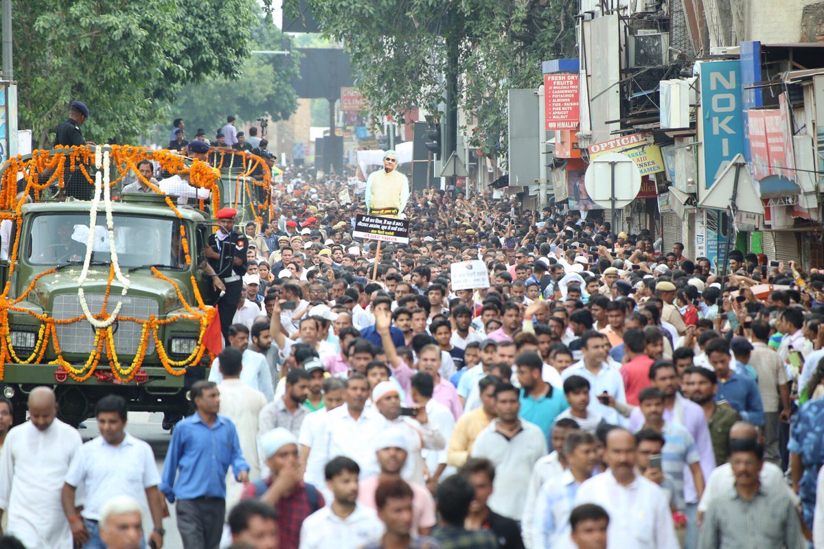 AmitShah's tweet photo. आज सड़कों पर उमड़ा यह जनसुमद्र और हर वर्ग-हर उम्र के लोगों में अटल जी के लिए असीम प्रेम उनके व्यक्तित्व को बयान करता है। देशवासियों ने आज अपने लोकप्रिय जननेता आदरणीय अटल जी की अंतिम यात्रा में भाग लिया और नम आंखों से राजनीति के शिखर पुरुष को अपनी श्रद्धांजलि अर्पित की। https://t.co/hVElfN8OJg