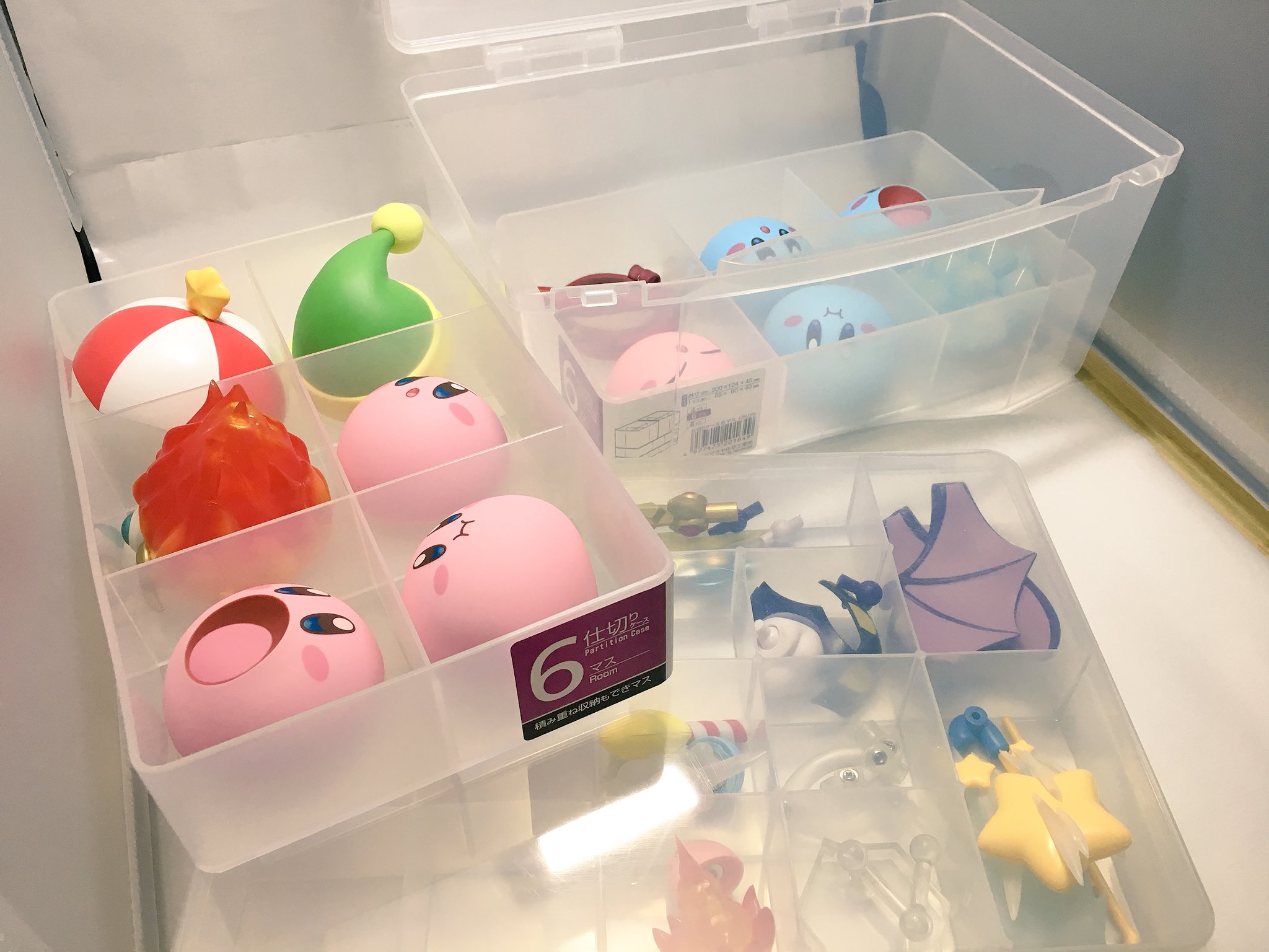 ヤナギギン ねんどろいどのパーツ収納は7割くらいはセクションケースに入りますがカービィなど収納困るパーツをしまうのにセリアの仕切りケースおすすめです顔以外に帽子パラソルなども入りますしこれにｃｄケースも買えば3段まで重ねられるので埃の対策や