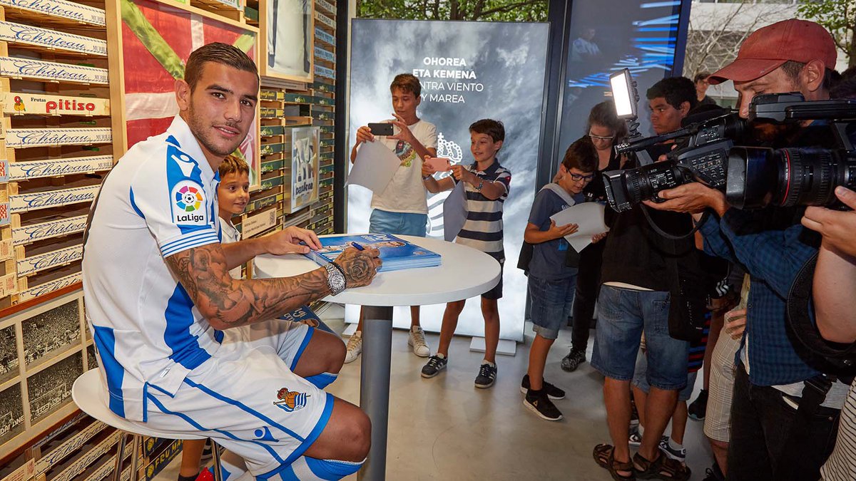 TheoHernandez's tweet image. 📝 🔝 @RealSociedad #Fans #Niños #EskerrikAsko