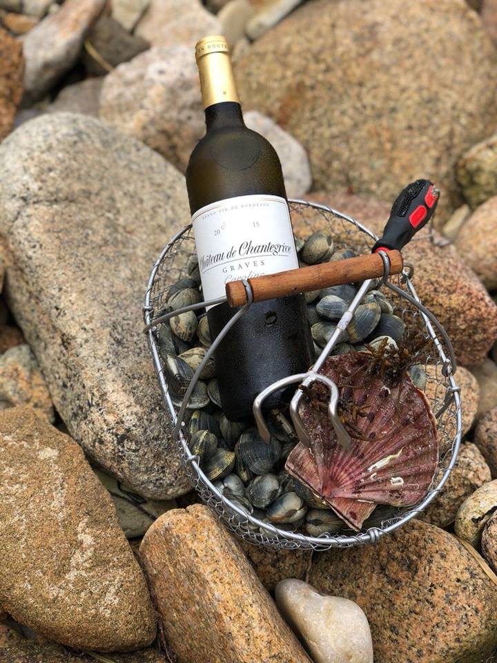C'est vendredi ! Notre Cuvée Caroline vous accompagne ce week-end pour sublimer vos St Jacques et coquillages !  Retrouvez-là aussi au château, nous vous accueillons le samedi de 10h00 à 18h00. 🐚🦐🌞 <a href="/VinsdeBordeaux/">Les Vins de Bordeaux 🍇</a> <a href="/VinsdeGraves/">Les Vins de Graves</a> #bordeauxwines #chantegrive #winelovers