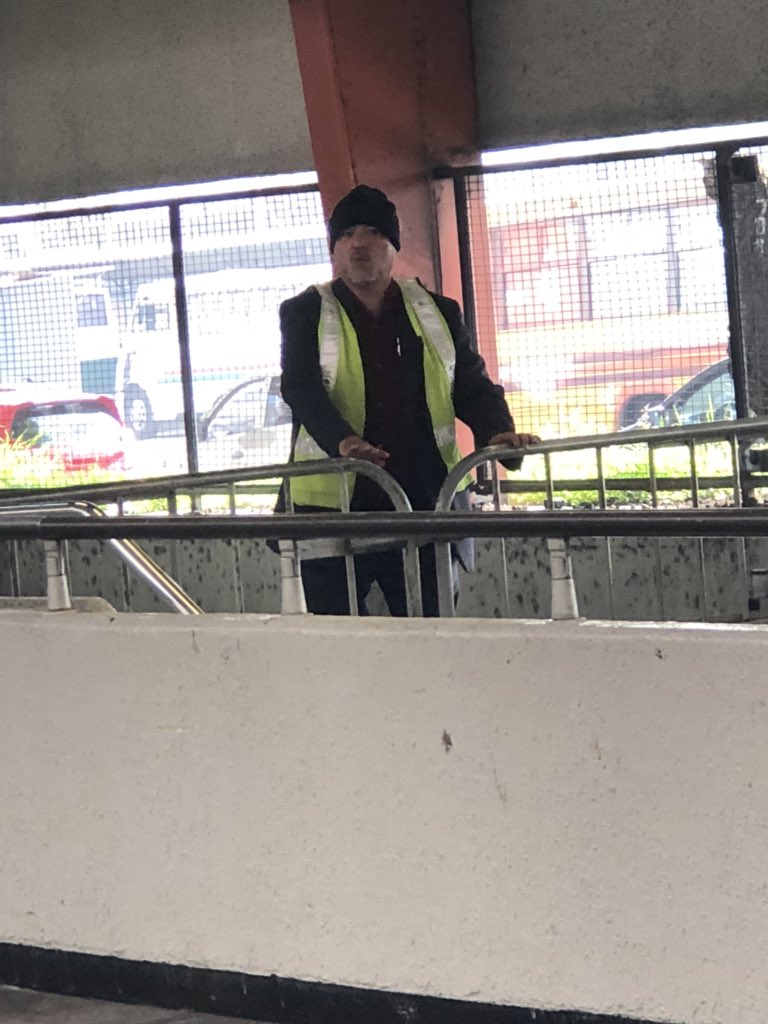 Este HDP acaba de discriminar a una persona con discapacidad en una pierna e hizo que fuera a dar toda la vuelta para poder abordar. Muy mal con tu personal  en metro indiosVerdes <a href="/MetroCDMX/">MetroCDMX</a>