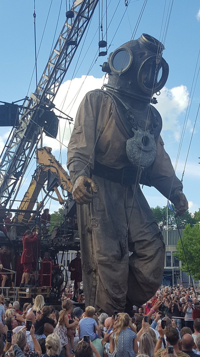 Hoog bezoek voor de streekwinkeldeur #reuzen #Leeuwarden #LF2018