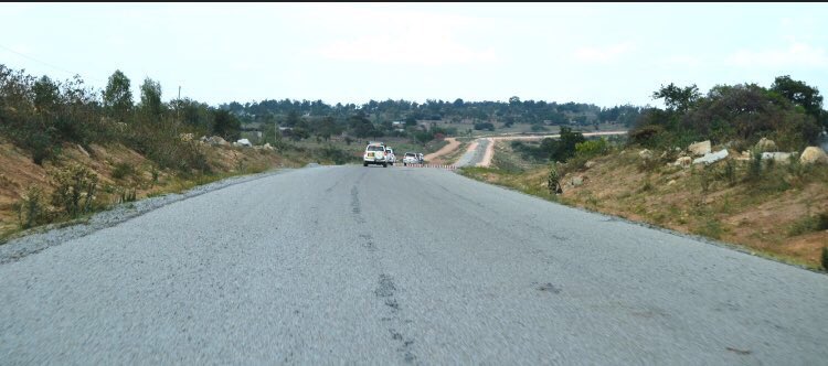Wilayani Bunda, Mkoani Mara,nimekagua maendeleo ya  ujenzi wa barabara ya Bulamba-Kisorya yenye urefu wa KM 51 nimeiagiza  TANROADS, mkoa wa Mara kumsimamia mkandarasi huyo ili akamilishe mradi huo ifikapo Juni 19 badala ya mwezi Desemba 2019.