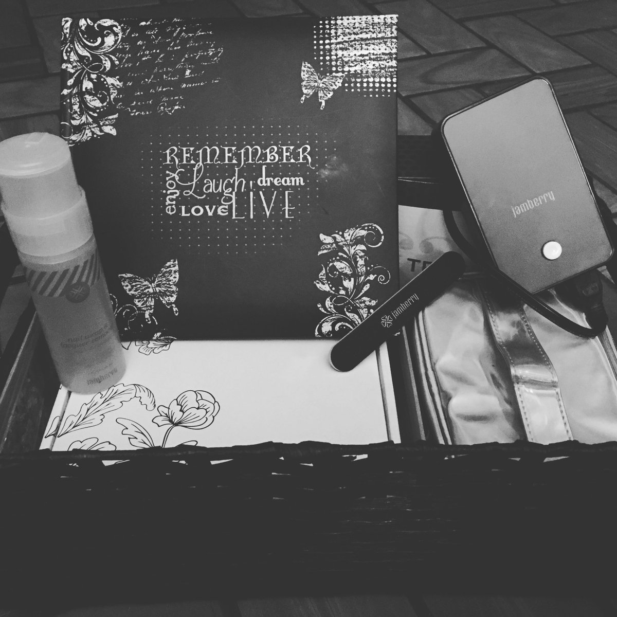 Terri_Harr's tweet photo. Taking a break from cleaning and organizing lesson plans. #newmanicure #jamberry #lovemyjams #cheaperthanacrylic https://t.co/lsL7jdan7o