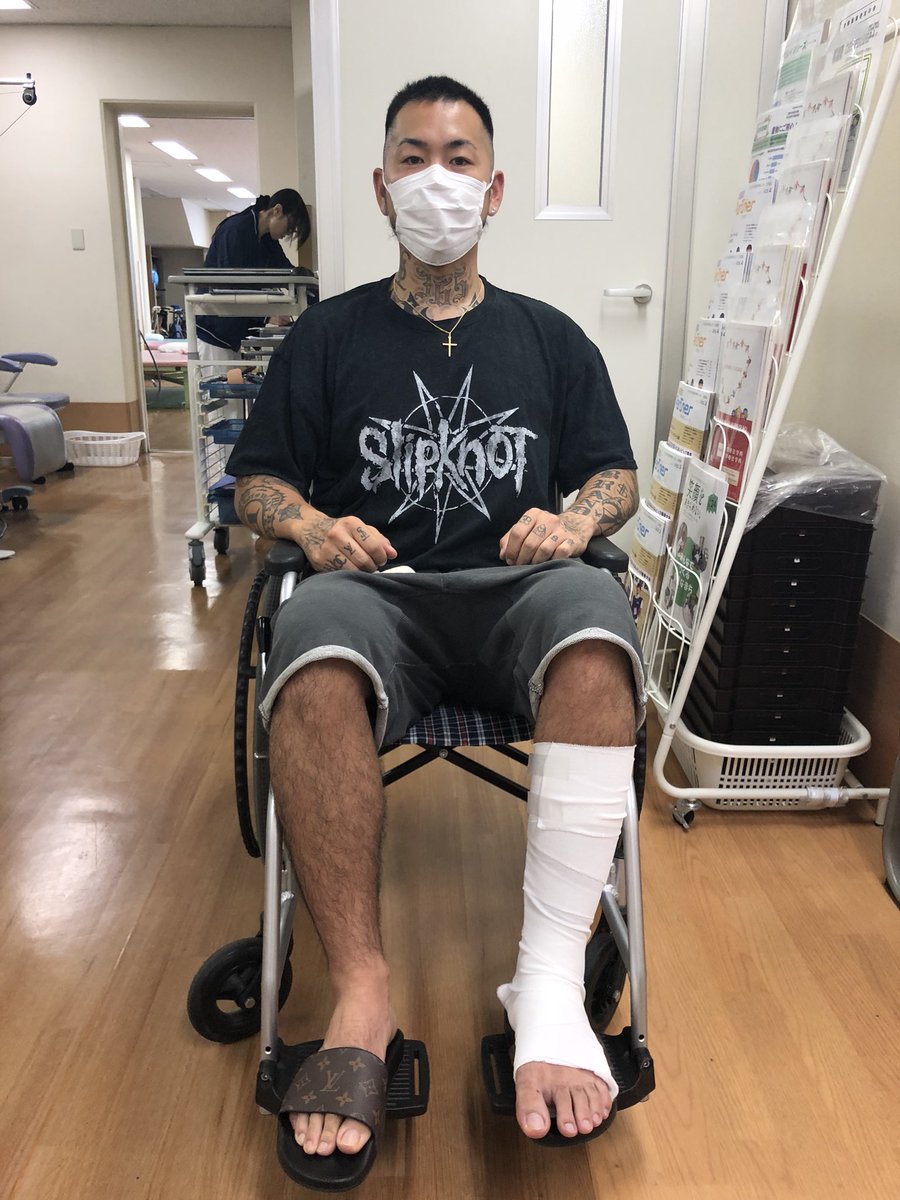 SHO_aka_STIME's tweet photo. TikTokでアキレス腱を部分断裂する男。
なんともダサすぎるケガの仕方に色々考えると笑いが止まりません。
完全安静にしなければいけなく足を突いたらダメ絶対とドクターに10回くらい言われましたのでしばらく私は松葉杖ライブになります、私の分も皆様が飛び跳ねてください🔥🎵🔥🎤🔥
HUSTLE HARD https://t.co/o9pLdJFUN8
