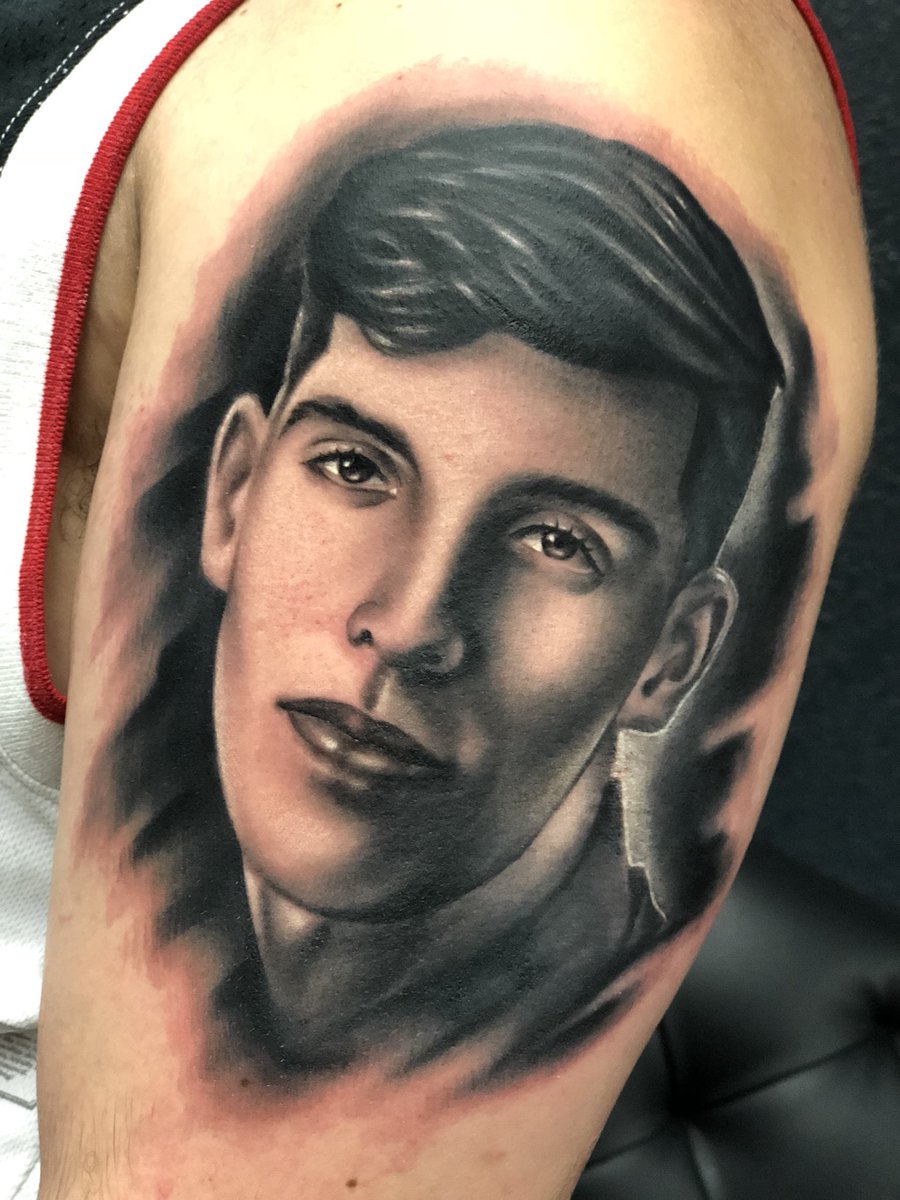 djvinyl_'s tweet photo. S/o to Maia &amp; Yogi  for this amazing portrait in memory of my brother #Inkaholiks #Miami https://t.co/rubN2rFyTI
