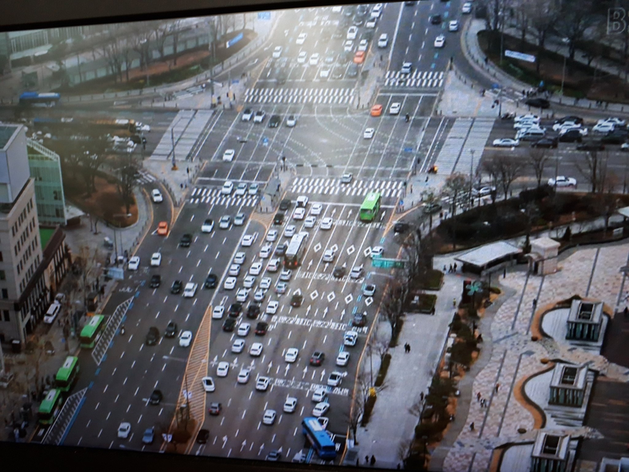 Yuina 韓国の道路の広さには 今更ながらビックリ 横断歩道に 安全地帯が無いと老体には渡りきれん 過去 韓国旅行で苦労した経験あり 最悪 有事になれば滑走路に変わるとか ガイドさん情報 ディア マイ フレンズ開封 ディア マイ