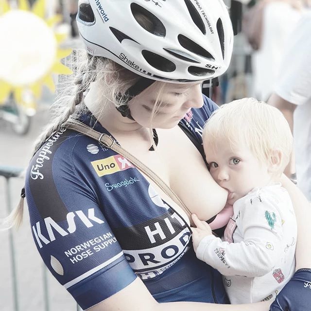 BabyCareMag's tweet image. Moms are the queens of multi-tasking and this mom is living proof! How do you multi-task as a mom? Let us know below! #babycaremag #multitaskingmom #breastfeeding
📷@zusjesdebruin ift.tt/2C0PYel