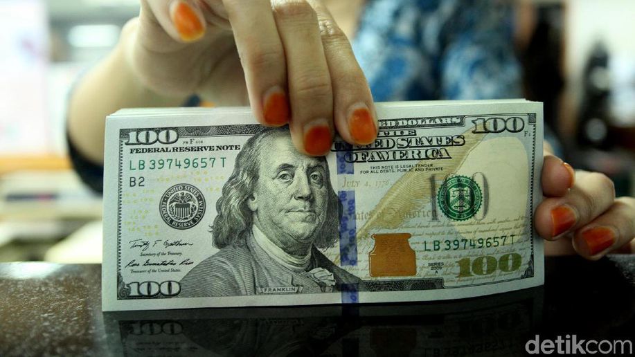 detikcom's tweet photo. Tertinggi Dalam 3 Tahun, Dolar AS Tembus Rp 14.800 https://t.co/D9gY0j1M7k via @detikfinance https://t.co/THacEmX66v