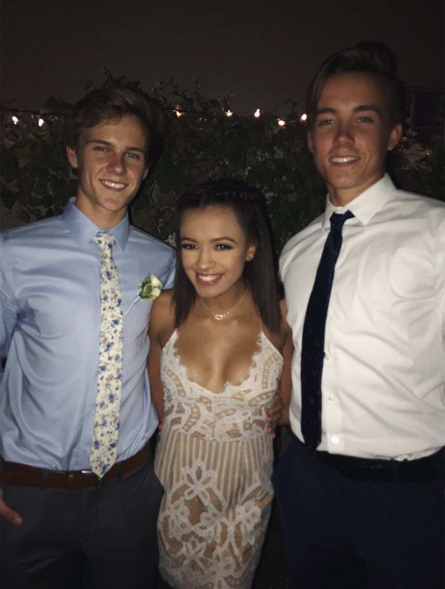 MaxMaxwennes's tweet photo. Happy birthday @kaleyruff1!💜 hope your day is going great!!🌟 Miss ya!🤟🏼 https://t.co/4iCZkFaL9E
