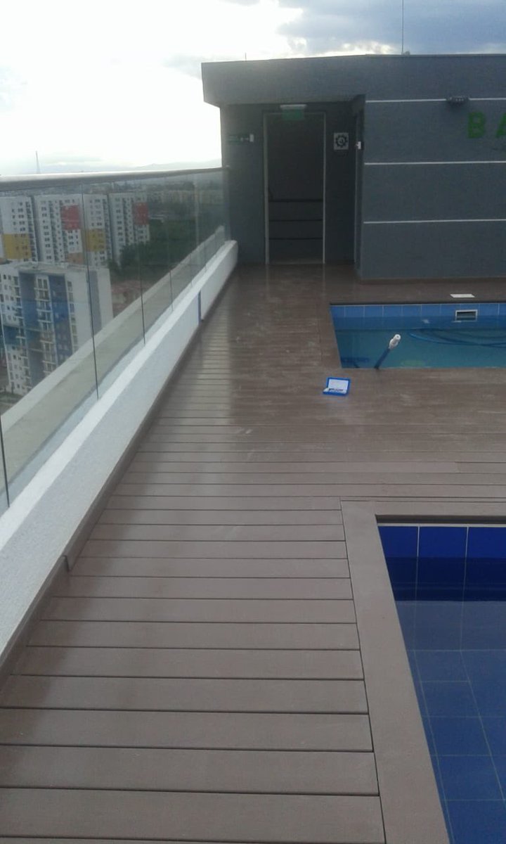 Cprocol's tweet photo. Mantenimiento del Deck en el Sky del edificio #bayon de la @Camuconstruye , con sistema poliuretano @PintucoColombia https://t.co/MVGcbknNrV