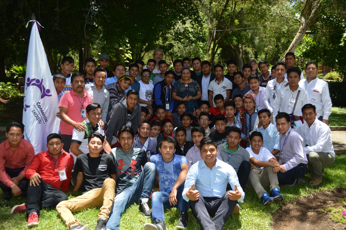Jóvenes del proceso de formación y reflexión sobre masculinidades no violentas, convivieron con la Dra. Rigoberta Menchú, y compartieron experiencias y opiniones sobre la prevención de violencia contra la mujer, y el ejercicio de los DDHH de los jóvenes alrededor del país.