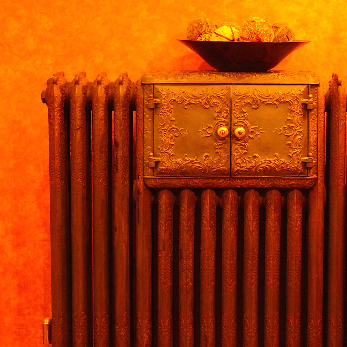 vwcampmobile's tweet photo. #Antique radiator with built-in bread warmer in the dining room @CartierMansion est 1905 #Ludington #Michigan #bedandbreakfast #puremichigan #ilovemichigan #vintage #vintagestyle #ssbadger #exploremichigan #visitmichigan #roadtrip #bread #breadwarmer https://t.co/g0ym7efTr4
