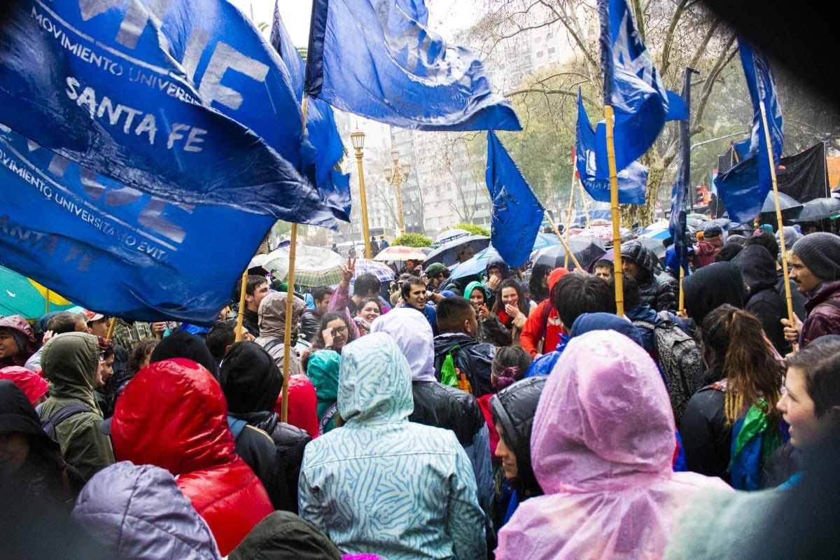 fteestevita's tweet photo. En el día de ayer mas de 350.000 estudiantes y docentes nos movilizamos de todo el país a Plaza de Mayo para exigir salario digno y cese del recorte del presupuesto a las universidades!
#SinEducacionPublicaNoHayFuturo
#EducacionPublicaSiempre https://t.co/h9zl6NneAJ