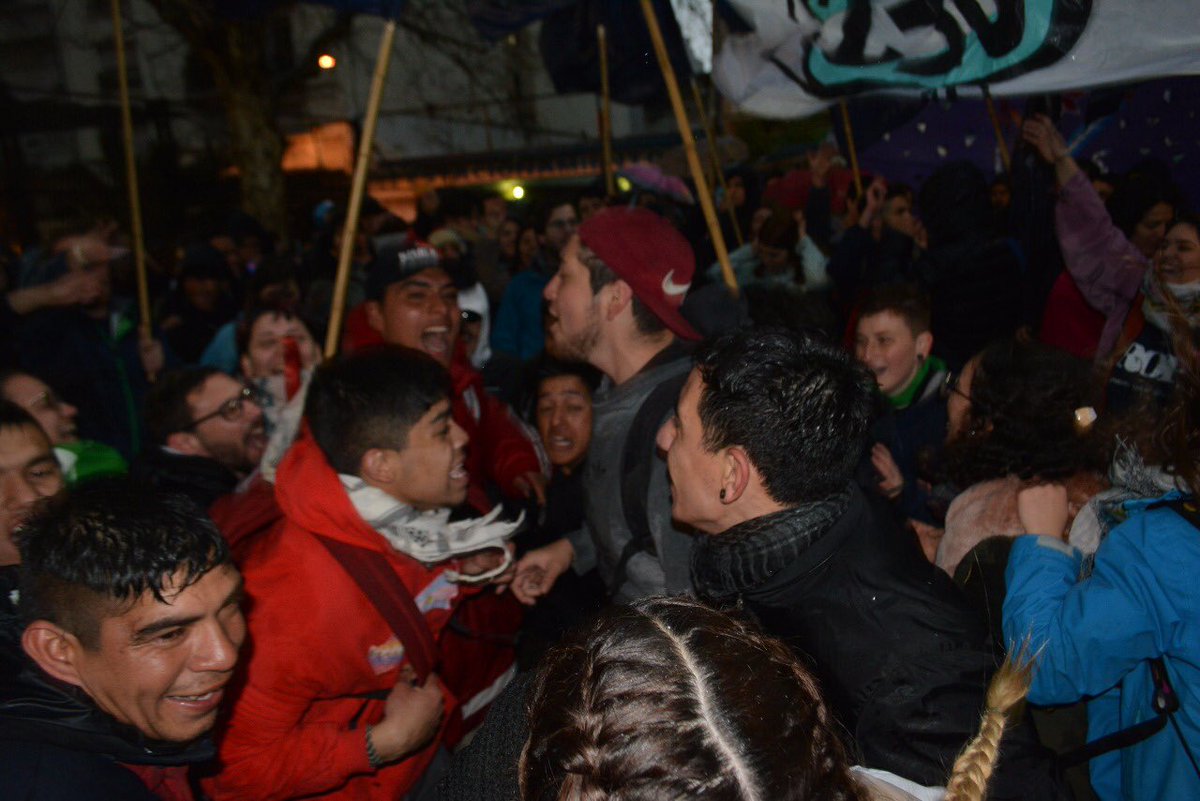 fteestevita's tweet photo. En el día de ayer mas de 350.000 estudiantes y docentes nos movilizamos de todo el país a Plaza de Mayo para exigir salario digno y cese del recorte del presupuesto a las universidades!
#SinEducacionPublicaNoHayFuturo
#EducacionPublicaSiempre https://t.co/h9zl6NneAJ