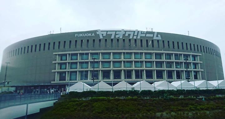 B'z福岡ライブ、稲葉さん声不調により一時中断「中止かな