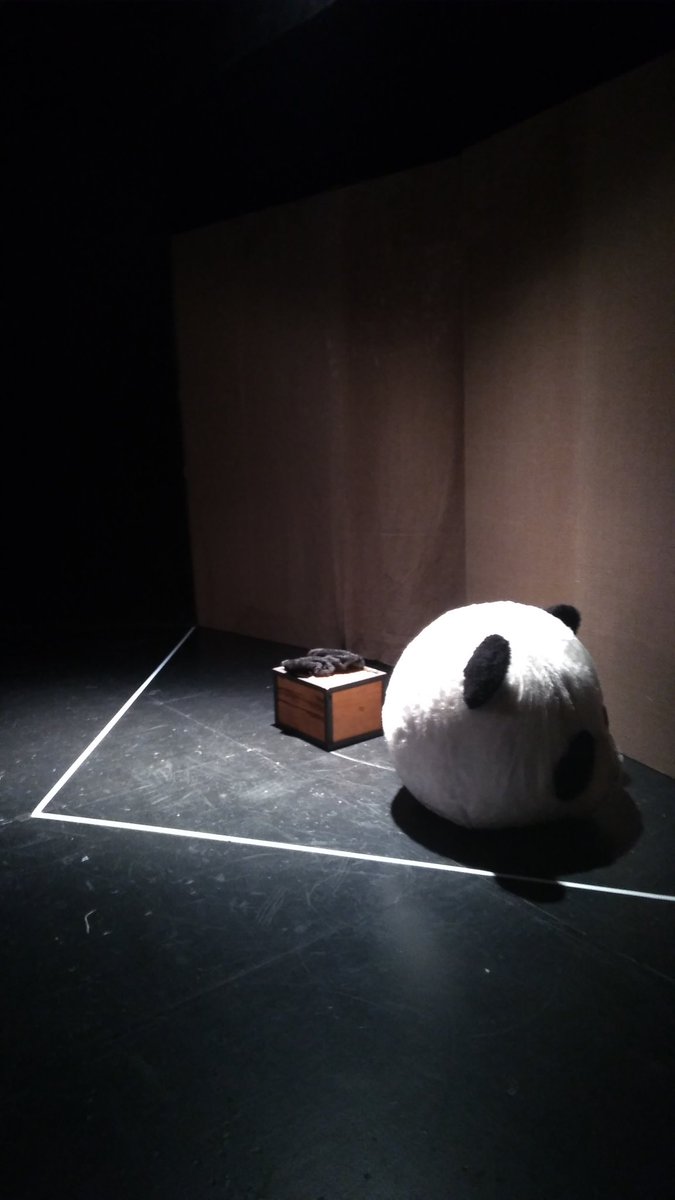 Lo único que les diré  es que "Tobo dien" en <a href="/AbrazarAlPanda/">Abrazar al Panda</a> de <a href="/untalmario/">mario alberto monroy</a>, dir. @DoctorIguana con <a href="/memovilleca/">Memo Villegas</a> 

¡Imperdible! Sólo le quedan dos funciones 
Sab. 19 h. - dom. 18 h. En el @CCB_INBA