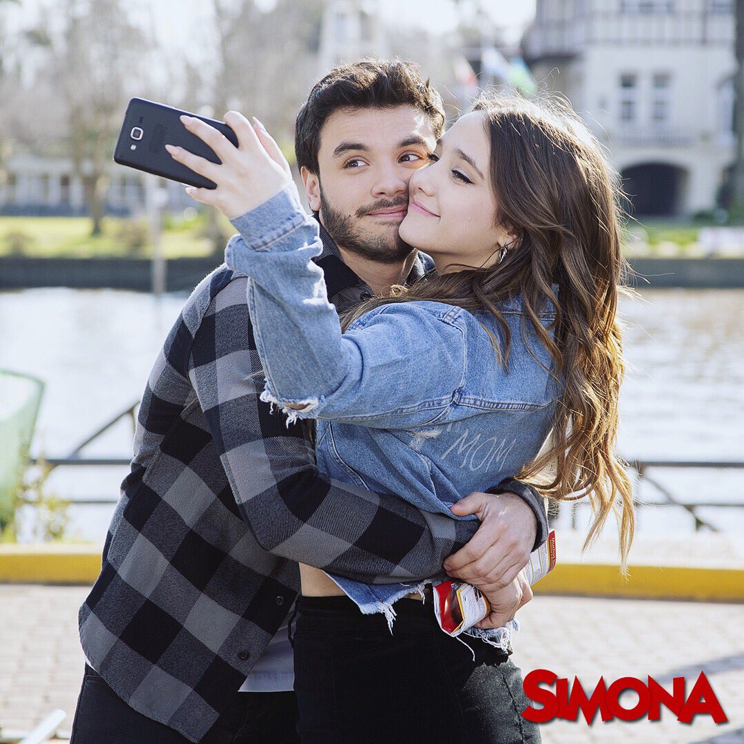 simonaeltrece's tweet photo. ¡Arriba los corazones! ❤️❤️❤️ #GraciasPorTodo #SimonaVaaaaaa https://t.co/kCWJu1U4Rf