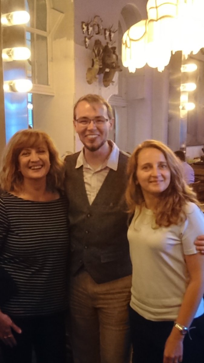 When your PhD supervisor's PhD supervisor comes to town, and it just so happens be be your thesis defense day! 🇬🇧👨‍🎓👩‍👩‍👦🇮🇹 @drfranpalombo <a href="/UoE_Physics/">University of Exeter Physics and Astronomy</a> #Pedigree #AcademicFamilyLove #OhIPassedByTheWay #PhDone #IAmTheDoctor