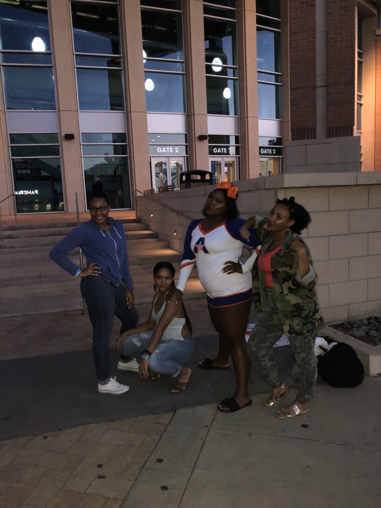 arianajenee11's tweet photo. I love my roomies ❤️ #thesnackpack https://t.co/Nf9Jb4RfBx