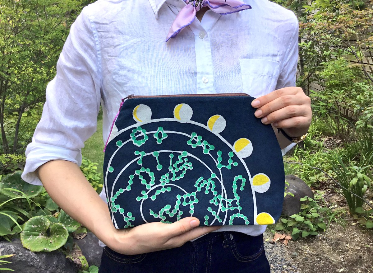 eboshi_365's tweet photo. 四神と天文図のクラッチバッグ。
二つ目は、朱雀。南の方角を司る霊獣です。鳳凰、不死鳥とともに古代人に人気モチーフです。
#えぼし #手染め #奈良 #朱雀 #四神 #天文図 #クラッチバッグ #eboshi #dyeing #textile #traditional #craft #japan #phoenix #clutchbag #astronomychart #handcrafted https://t.co/GkDtlEHw7U