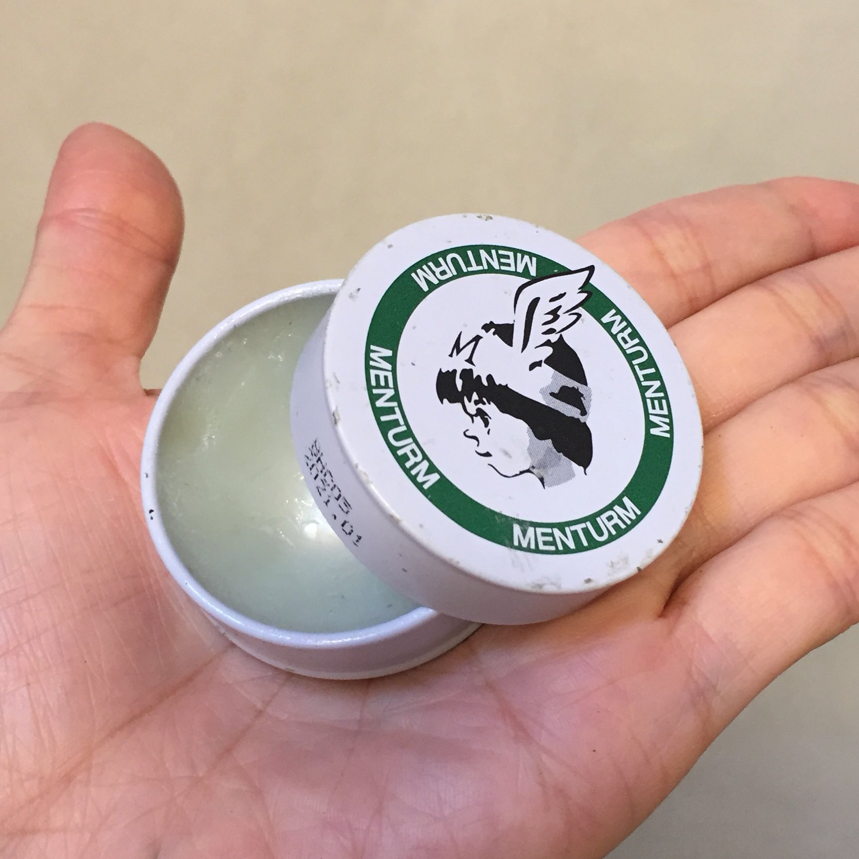 梅 そういう時は指先にごく薄くメンタームを塗ってやると作業しやすいです リップタイプよりも画像のような缶入りが使いやすいかと メンタームはパテ同士くっつけたくない時にも離型剤として使えます 私は以前メンソレータムの方を使っていましたが パテ