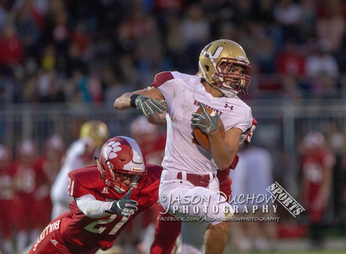 jasonduchow's tweet photo. Chris Taylor breaks multiple tackles for a long TD run. @UHiFootball leads @SHSBulldogFB 28-0 with 4:54 left in 2nd #wapreps #IDPreps @idahosports @700espnHS https://t.co/4GVJJB0LZ7