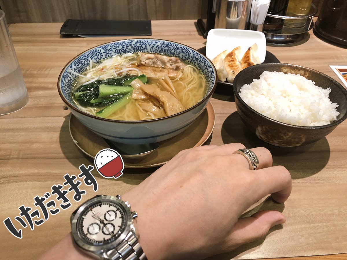 MichiruKisaragi's tweet photo. お疲れ様です(*´꒳`*)🍜
今日は早めに昼食を…✨
#麺屋空海 #鶏そば
いつも昼は菓子パン二個🥖🥖ですが…ε-(´∀｀; )
引き続き良い週末を…✨🤟😎
#omega #omegaspeedmaster  #thelegendcollection #michaelschumacher https://t.co/OyWbmiPzDj
