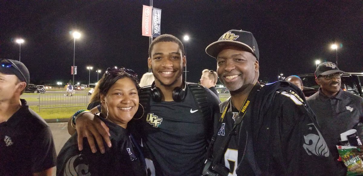 harrietroberson's tweet photo. Shout out to #UCFMOMSQUAD Hope Mack, #8MOM. The Mack's visited Aaron Robinson n Hospital, took him a burger &reassured his Mother who couldn't get a flight in. UCF MOM SQUAD is more than Mom's posting pixs. The boys are all our sons. We love giving hugs @UCF_Football @UCFKnights https://t.co/xn70gN319o