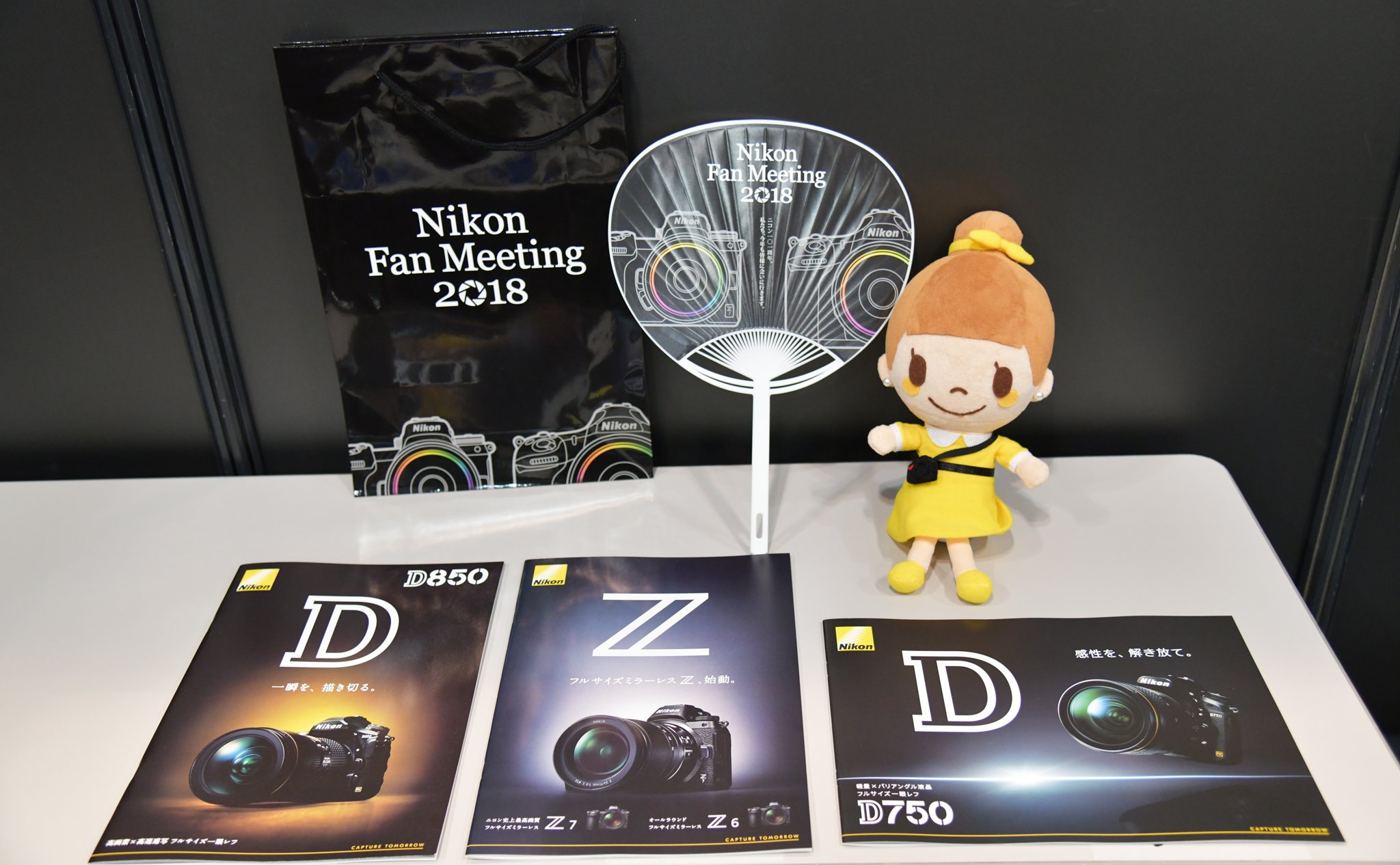 ニコンちゃん ｄ ｚカタログ ｄシリーズ カタログ デザインが新しくなったよ かっこいい カタログコーナーにあるよ 会場では ウチワや紙バッグもお配りしてます ๑ ๑ 尸 ニコンファンミーティング T Co Yp7ifvkuko T Co