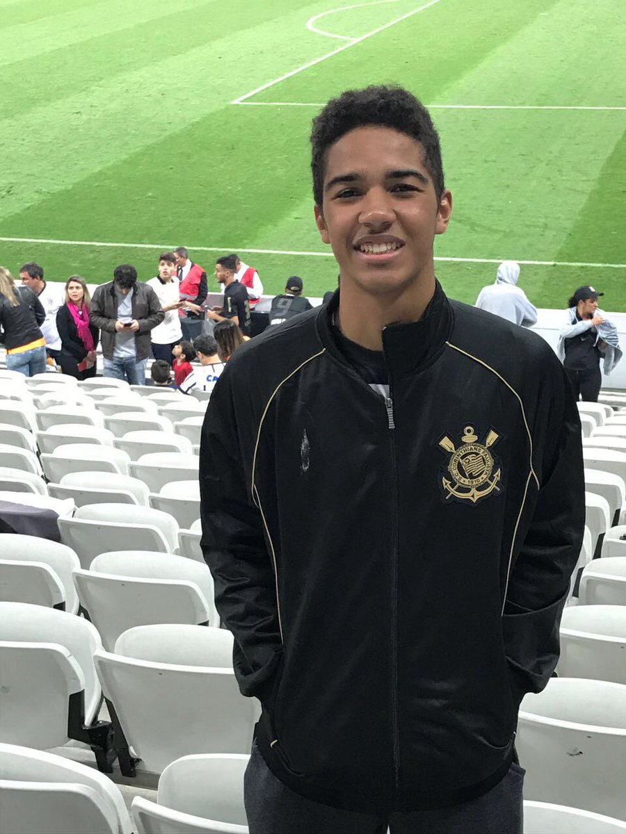 GGHB01's tweet photo. hoje é o aniversario do meu sentido de viver. não me lembro de nada da minha vida que não tenho Corinthians na memoria, todo sofrimento alegria e tristeza foram compartilhados com o meu clube do coração. "Mas eu sei que até morrer Coringão estarei contigo" #Corinthians108Anos https://t.co/9VboPj2MYo