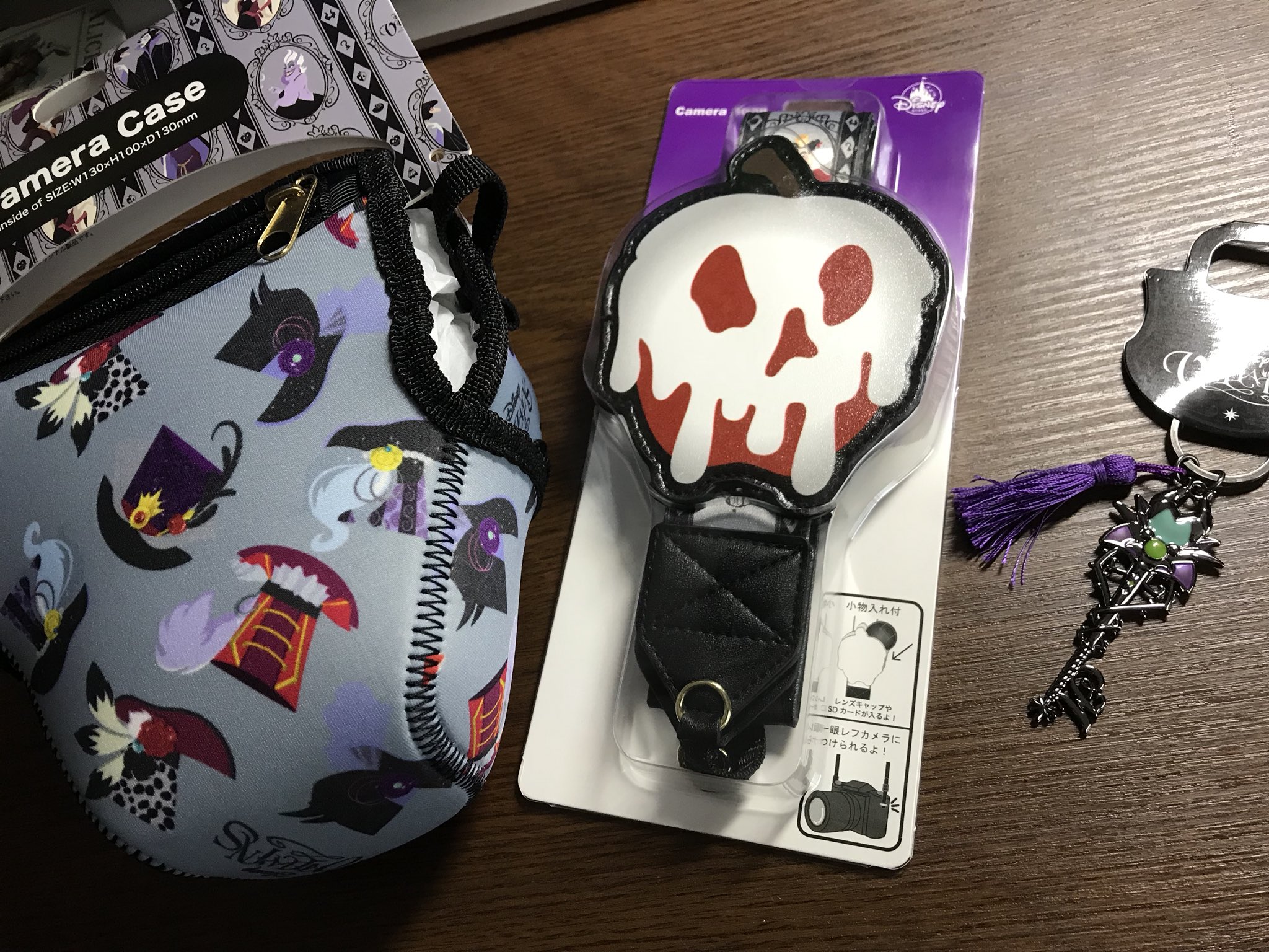Disney - ディズニーストア　カメラストラップ ディズニーヴィランズ 手下 Disney - ☆DISNEY STORE クルエラ ド ビル ヴィランズ カメラ