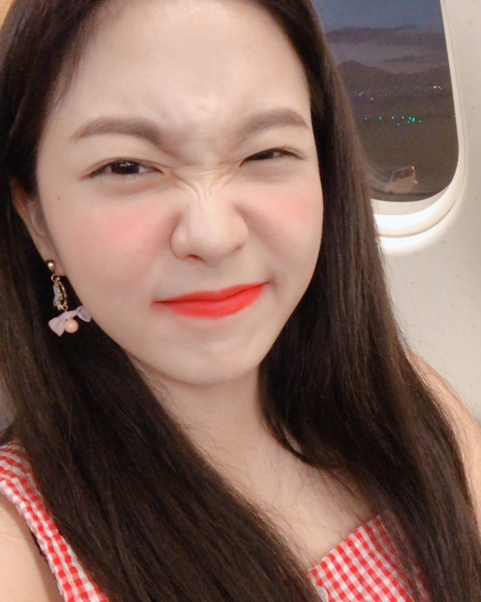 kyr935's tweet photo. This Yeri         and        This Irene https://t.co/sxKn6c4XGg