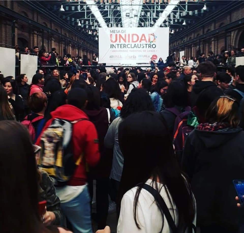 andiconde's tweet photo. En todo el país estudiantes y docentes ya están calentando motores con tomas, movilizaciones y clases públicas para la gran #MarchaNacionalUniversitaria contra el ajuste de Macri. Vamos a ser miles y miles defendiendo la educación pública. https://t.co/zXV7mSJSip
