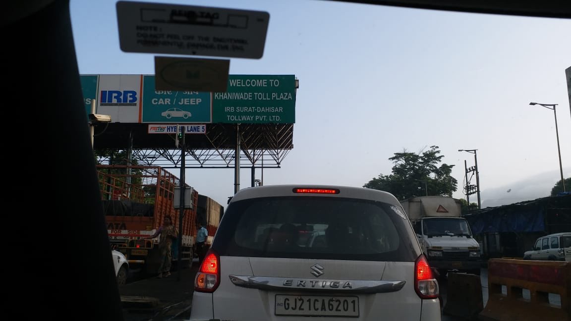 arvindgada's tweet photo. ⁦@nitin_gadkari⁩ please please look at this toll naka on western express highway. Its headache. 15 to 20 mins. To crosd https://t.co/FqQp7fTEbR