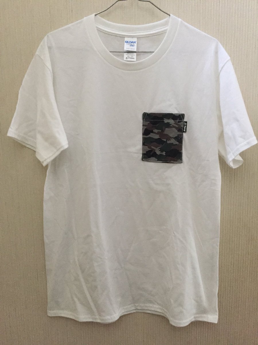 gogohitrans's tweet photo. 夏も終わりですね！
出し忘れていた一点物☆
■ファックサイン迷彩柄ポケ TEE Mサイズ ¥2000

中指を立てたいけど周りの目が気になってできないという方にオススメ！
迷彩色で隠れたファックサイン柄なので周りにバレることなく中指を立てられます！ https://t.co/lVuQoNKkxG