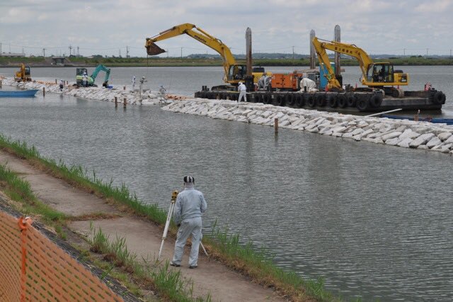 アサザ基金 飯島博 On Twitter この石積み消波堤の造成を阻止するために 代替案としてのアサザ など植生帯復元や木造の消波施設による消波を提案してきたのだが 今霞ヶ浦全域で造られ始めている しかしアサザや木造消波の批判してきた大学教授や市民団体は黙認して