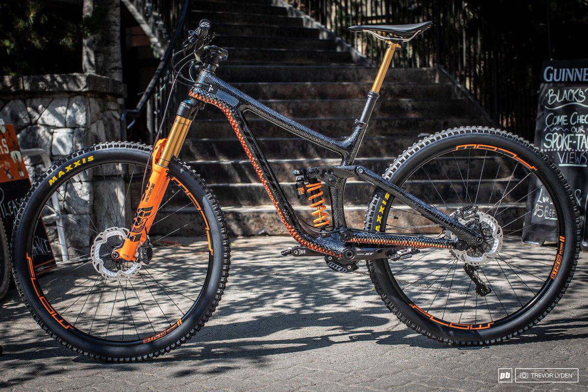 Make like a snake and check out the wild paintjob of <a href="/BrynAtkinson/">Bryn Atkinson</a> 🐍😮 <a href="/pinkbike/">Pinkbike</a> >> fal.cn/VJSL