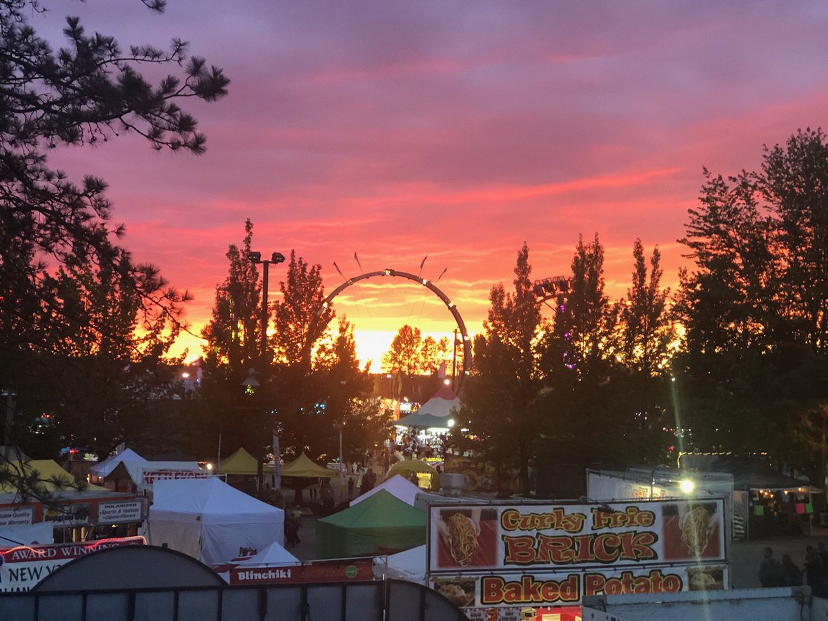 EVGSpeedway's tweet photo. Great Sunset captured by @janders2115 @EvergreenFairWa tonight!
ONLY 5 more days!
2 Big Concert Thurs and Fri
Sat is #Figure8Mania with #WingSprints Sun Demo- Buses - Boats Fireworks &amp; More https://t.co/RaC4WJMepT