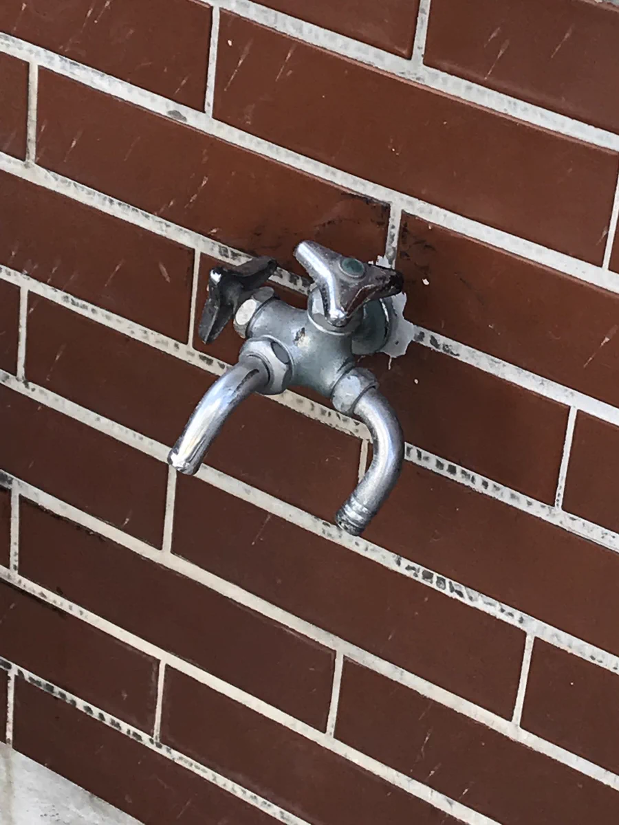 これは間違いなくスタンド攻撃！！あきらかにおかしな水道！！