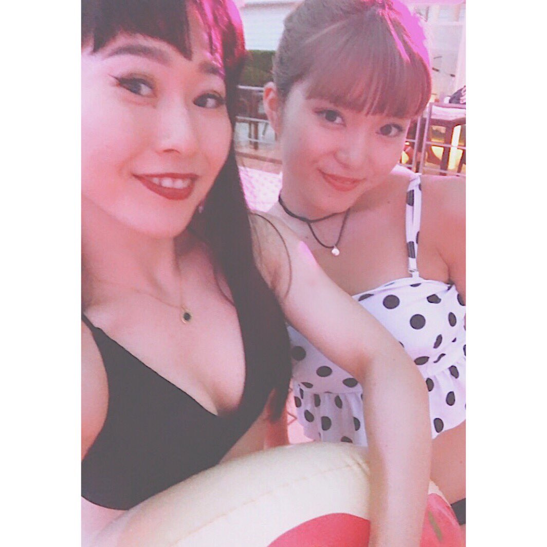 8824N's tweet photo. Night pool👙🍩💦 https://t.co/uHCBm8J1Ks