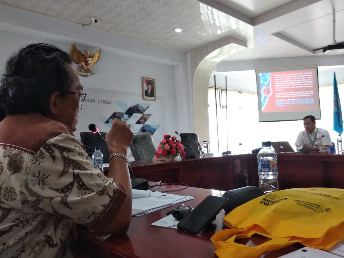 MitraIntimarga's tweet photo. Dr. H. Marhaban Sigalingging at Pattimura University in Maluku, Ambon. He gives lecture about Geology Technical. https://t.co/iGzCGP0tcd