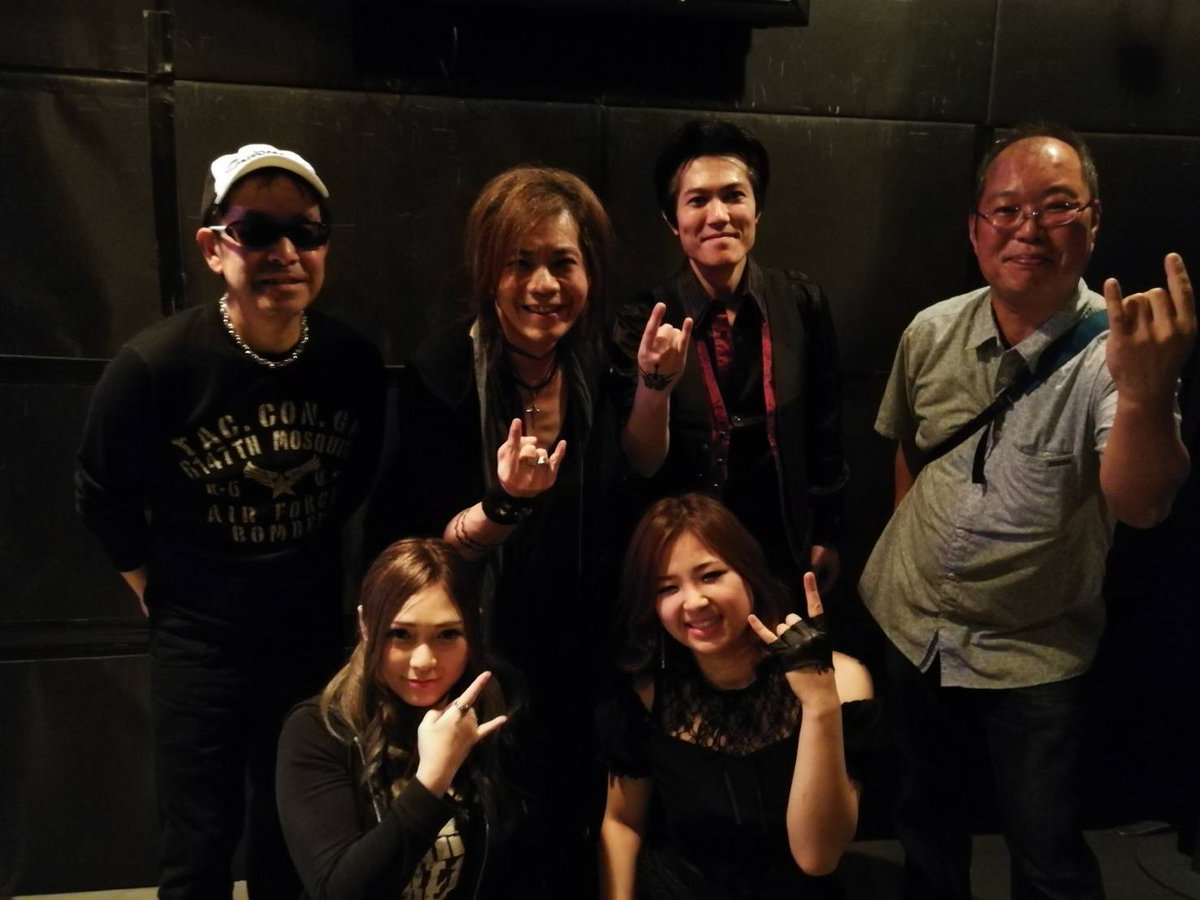 growth_inf's tweet photo. "We are All GRowTH"
GRowTHに手を染めたヤツら全員集合！！
GRowTHって良いバンド！良いメンバー！と思ってます^^
ホント全員でまた何か演りたい！
Gt.HIYA

追記
"We are All GRowTH"
↓Google 翻訳
"私たちはすべて大変です"

…み、みんなゴメン…　orz https://t.co/vZvTPm3tAJ