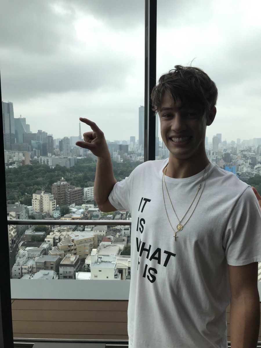 O Xrhsths Cameron Dallas Japan Sto Twitter キャメロン 東京タワー 掴んでみるの巻 キャメロン ダラス 東京タワー