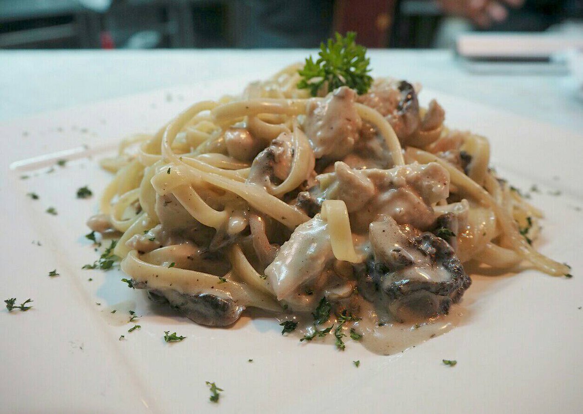 ILTEMPIORest's tweet photo. Creamy Fettuccini Alfredo with chicken and mushrooms ๐ #iltempio
.
.
.
#italiancuisine #italianfood #fettucinialfredo #baligardenbeachresort #delikuta #balifoodies #deliciousbali https://t.co/xA4S0wZVIO