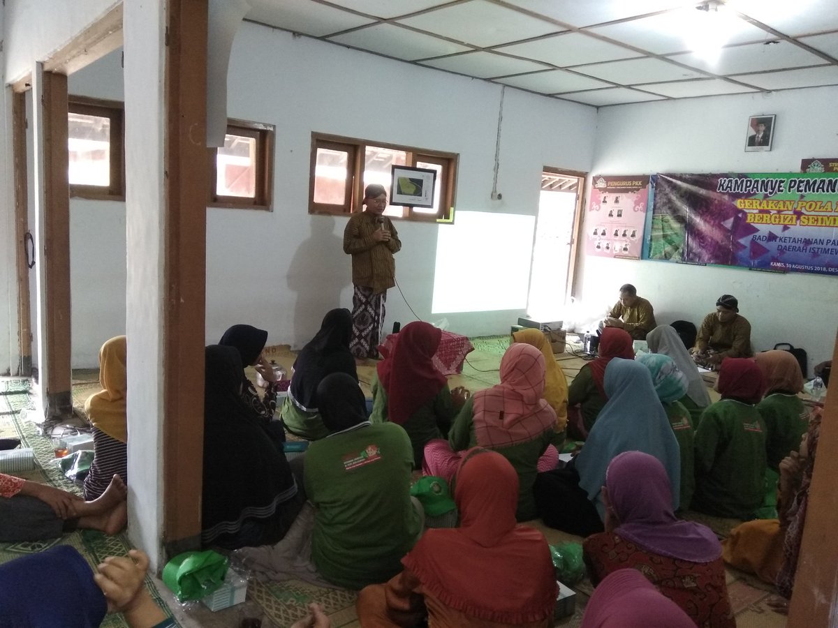 JogjaPkb's tweet photo. Drs. H. Aslam Ridlo, M. AP DPRD DIY | kampanye pemanfaatan pekarangan, Membaur bersama Masyarakat Desa Dlingo kec Dlingo Bantul  | Badan Ketahanan Pangan dan Penyuluhan Daerah Istimewa Yogyakarta
@AslamRidlo 
@DPWPKB_jogja 
@PKB1BANTUL 
@bantul
@Official_Ansor 
@infopcnubantul https://t.co/NAIuESXuld