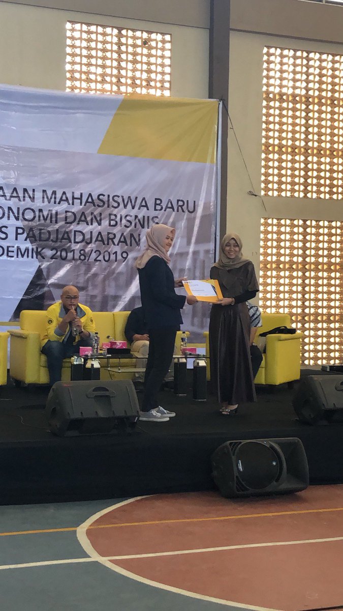 pplusfebunpad's tweet photo. [LIVE REPORT]

Telah berlangsung pemberian plakat kepada para pembicara

Tetap semangat, Teman-teman! 

__
Keep updates with us :
Instagram: @pplusfebunpad
Line@: @ifi6062h
Twitter: @pplusfebunpad
Youtube : Pplus FEB Unpad https://t.co/CZbPcTycoK https://t.co/3xPTla09JD