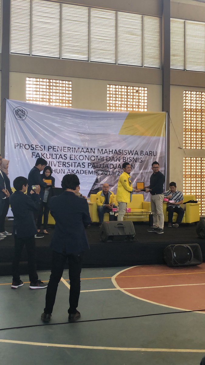 pplusfebunpad's tweet photo. [LIVE REPORT]

Telah berlangsung pemberian plakat kepada para pembicara

Tetap semangat, Teman-teman! 

__
Keep updates with us :
Instagram: @pplusfebunpad
Line@: @ifi6062h
Twitter: @pplusfebunpad
Youtube : Pplus FEB Unpad https://t.co/CZbPcTycoK https://t.co/3xPTla09JD