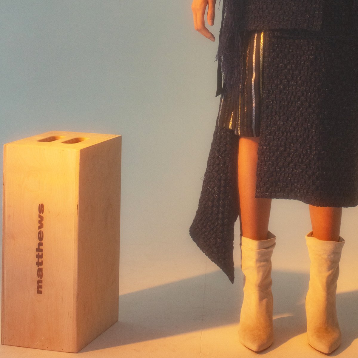 KayLiTheLabel's tweet image. /// VICTORIA Fringed trench coat ///
Featuring a detachable hem, long coat on a chilly day / mid-length coat 2 wear with your favorite pleated skirt. Your choice - your call.
#kaylithelabel #fashion #designer #style #brand #luxury #modern #new #KLtakescontrol #refined #elegance