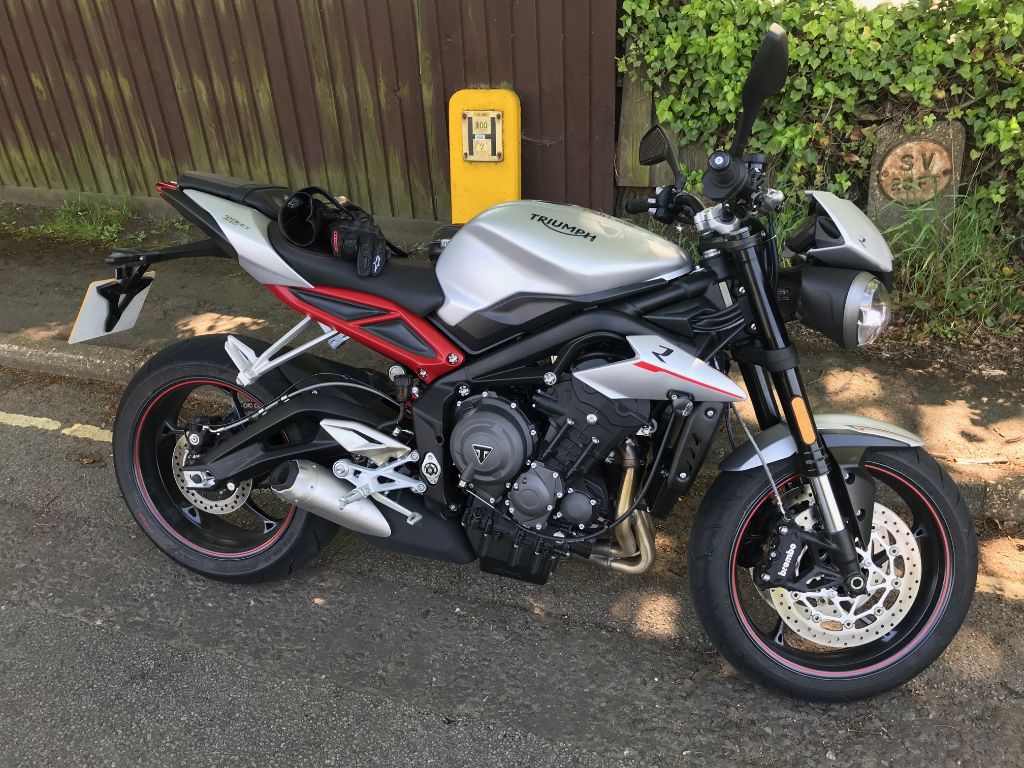 AnythingAutoUK's tweet photo. And here it is! Our look at the 'Masterpiece of the middleweights' @OfficialTriumph #StreetTripleR Let us know what you think. https://t.co/qaa4bAwpy3 https://t.co/rxpXpInbK0